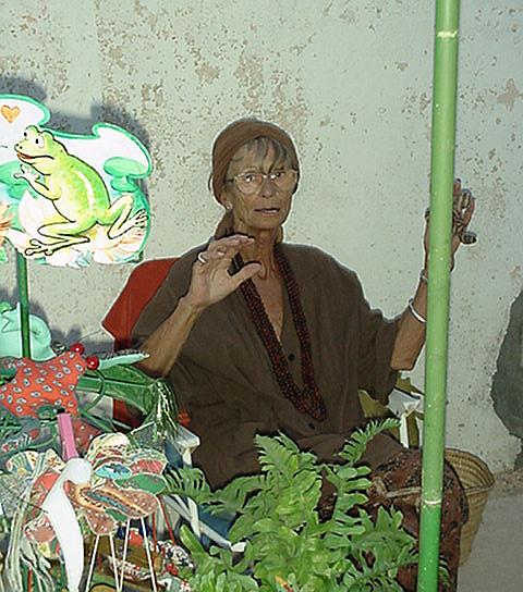 Joan startled - Hippie Market, el Pilar, Sept.13, 2000